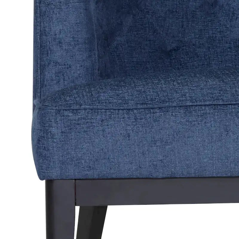 Fauteuils rembourrés avec revêtement en tissu ou en cuir artificiel (deux chaises par lot).