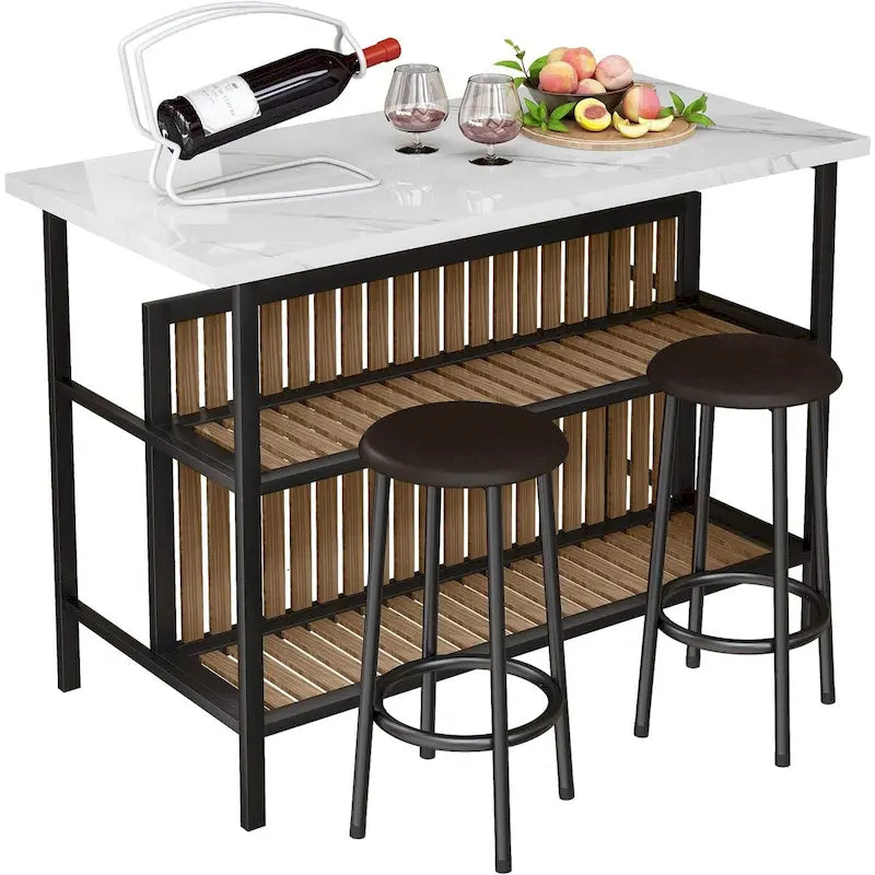 Îlot de cuisine avec deux tabourets de bar et des étagères ouvertes.