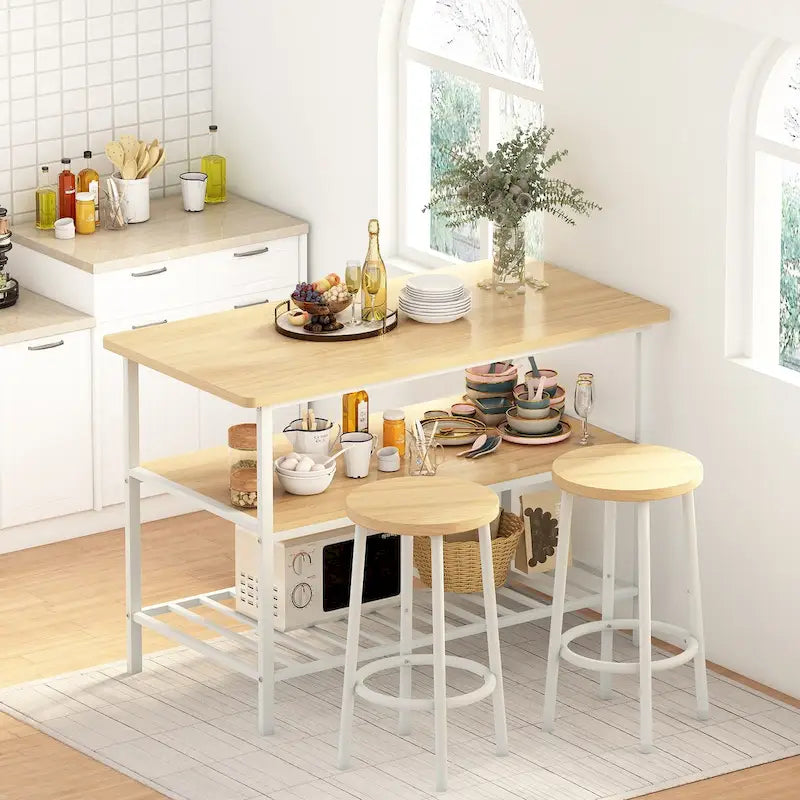 Îlot de cuisine avec deux tabourets de bar et des étagères ouvertes.