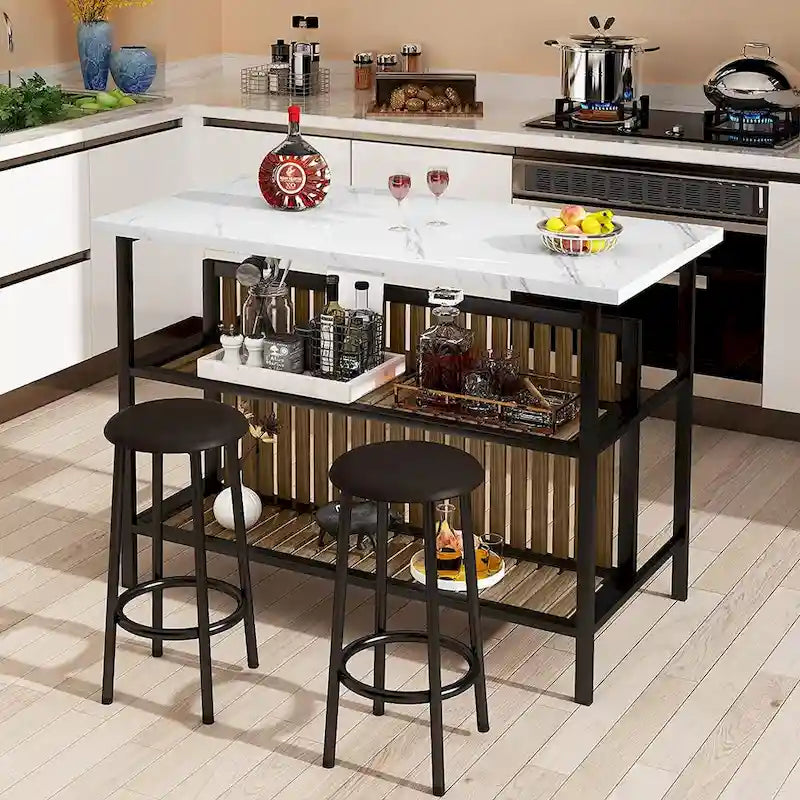 Îlot de cuisine avec deux tabourets de bar et des étagères ouvertes.