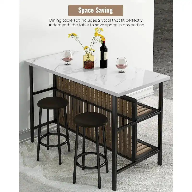 Îlot de cuisine avec deux tabourets de bar et des étagères ouvertes.