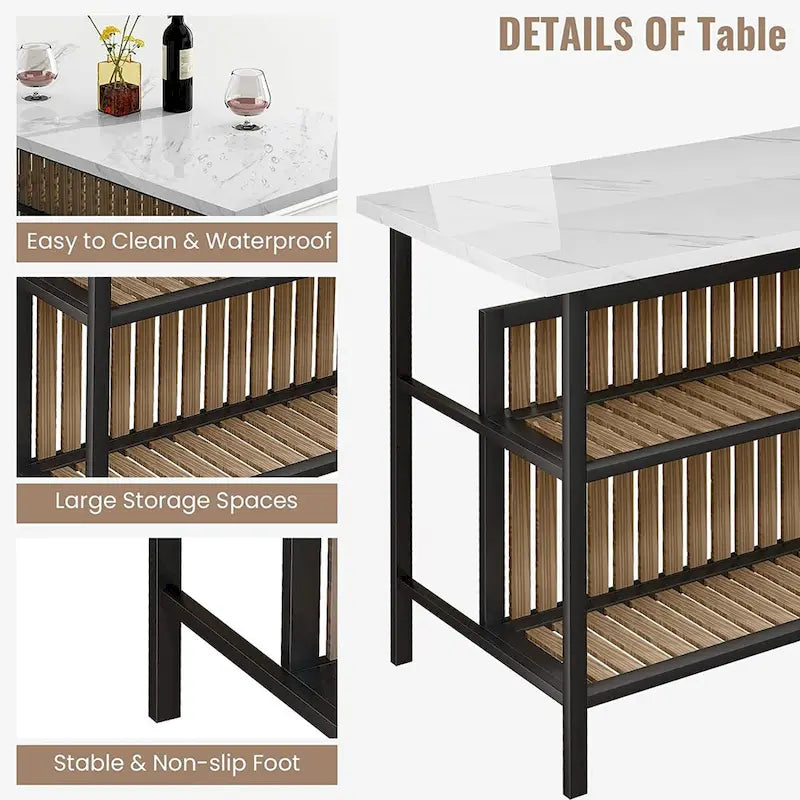 Îlot de cuisine avec deux tabourets de bar et des étagères ouvertes.