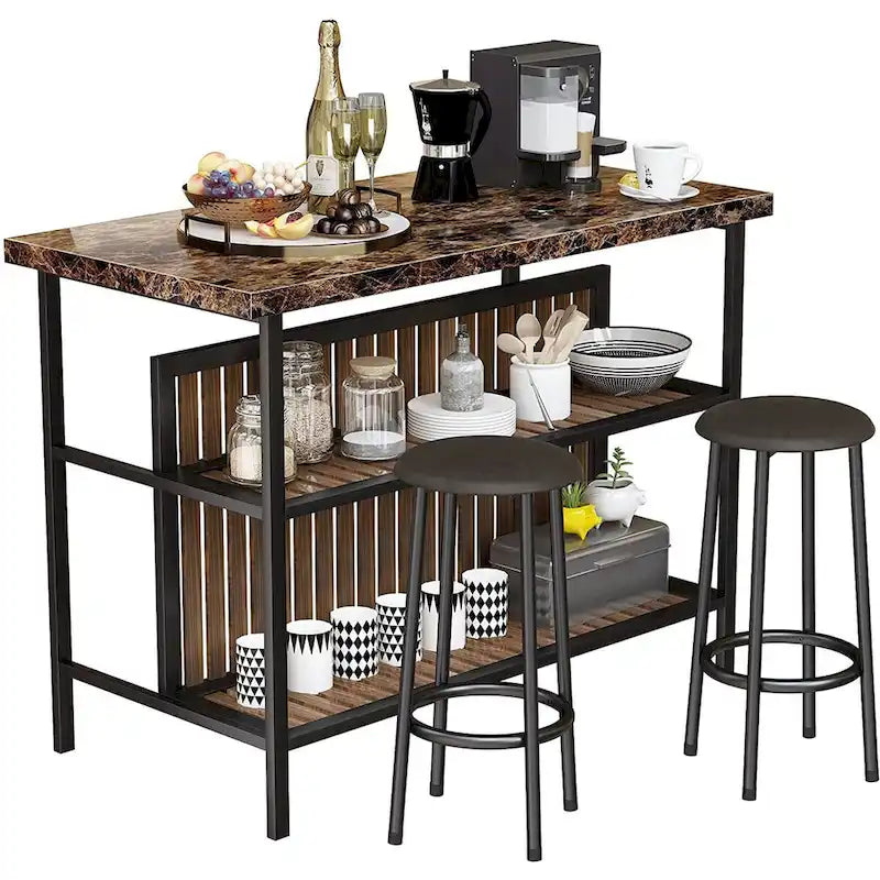Îlot de cuisine avec deux tabourets de bar et des étagères ouvertes.