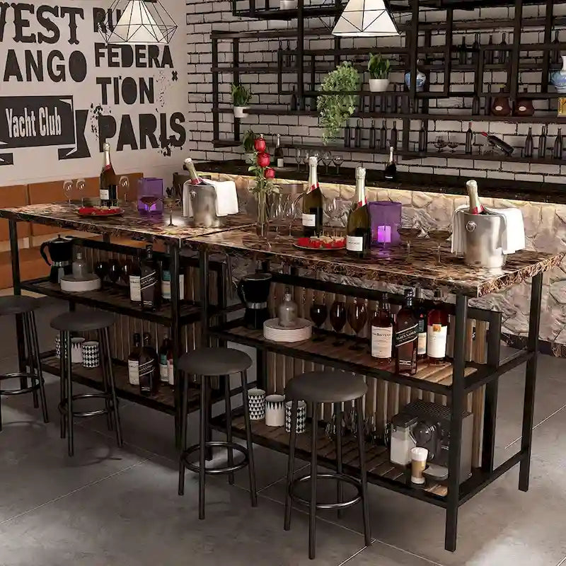 Îlot de cuisine avec deux tabourets de bar et des étagères ouvertes.