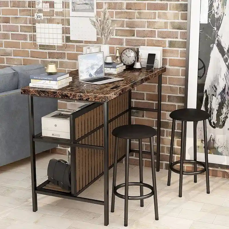 Îlot de cuisine avec deux tabourets de bar et des étagères ouvertes.