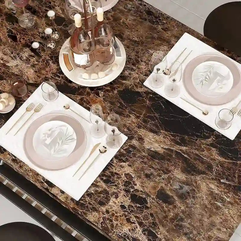 Îlot de cuisine avec deux tabourets de bar et des étagères ouvertes.