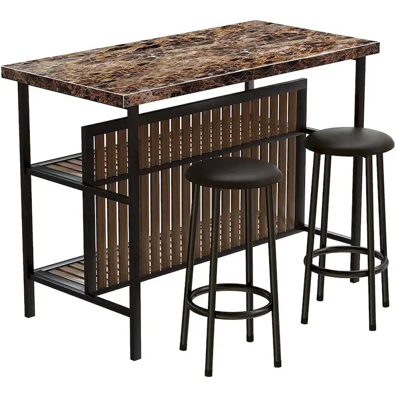 Îlot de cuisine avec deux tabourets de bar et des étagères ouvertes.