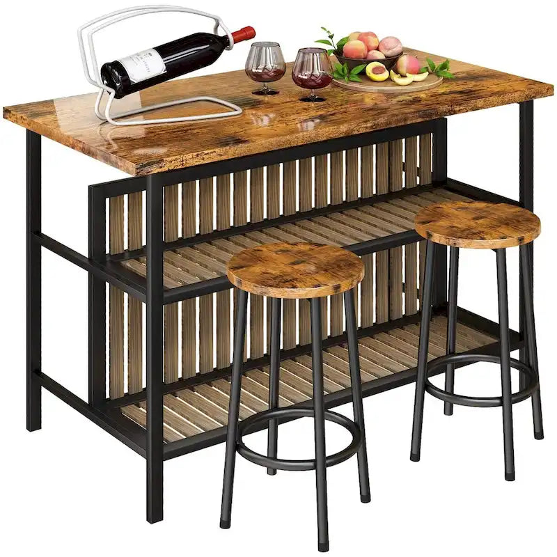 Îlot de cuisine avec deux tabourets de bar et des étagères ouvertes.