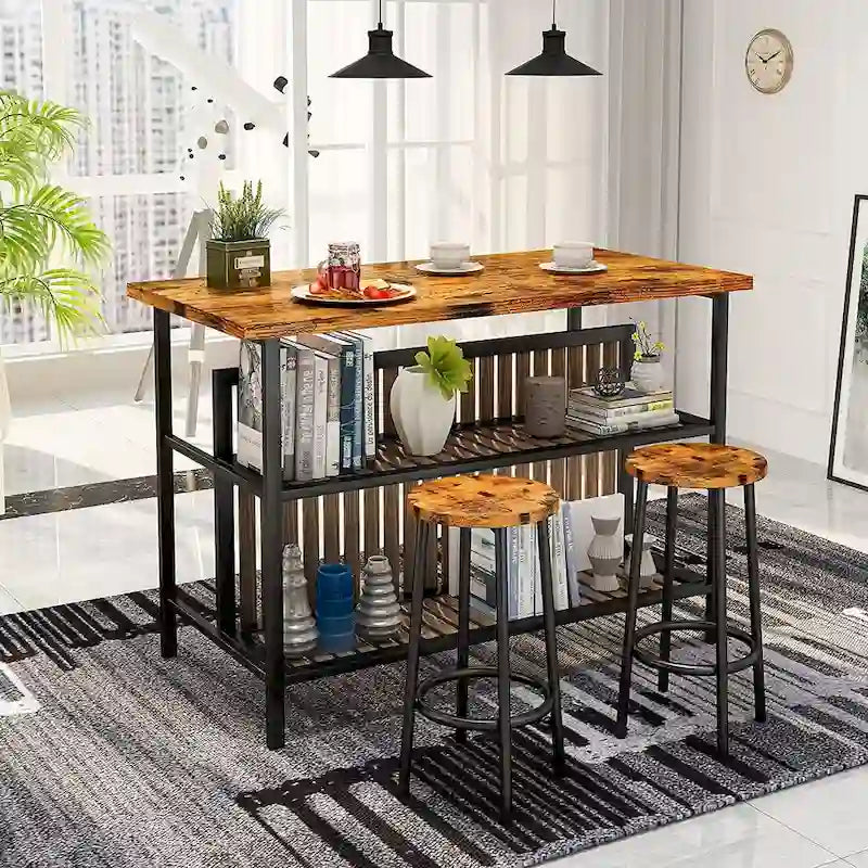 Îlot de cuisine avec deux tabourets de bar et des étagères ouvertes.