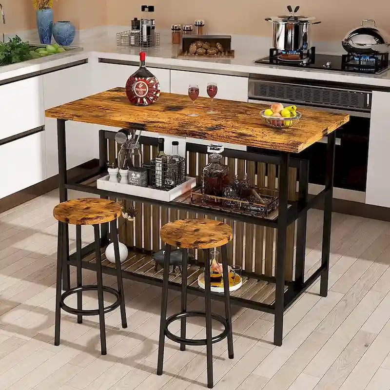 Îlot de cuisine avec deux tabourets de bar et des étagères ouvertes.