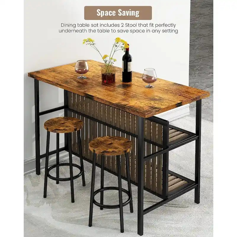 Îlot de cuisine avec deux tabourets de bar et des étagères ouvertes.