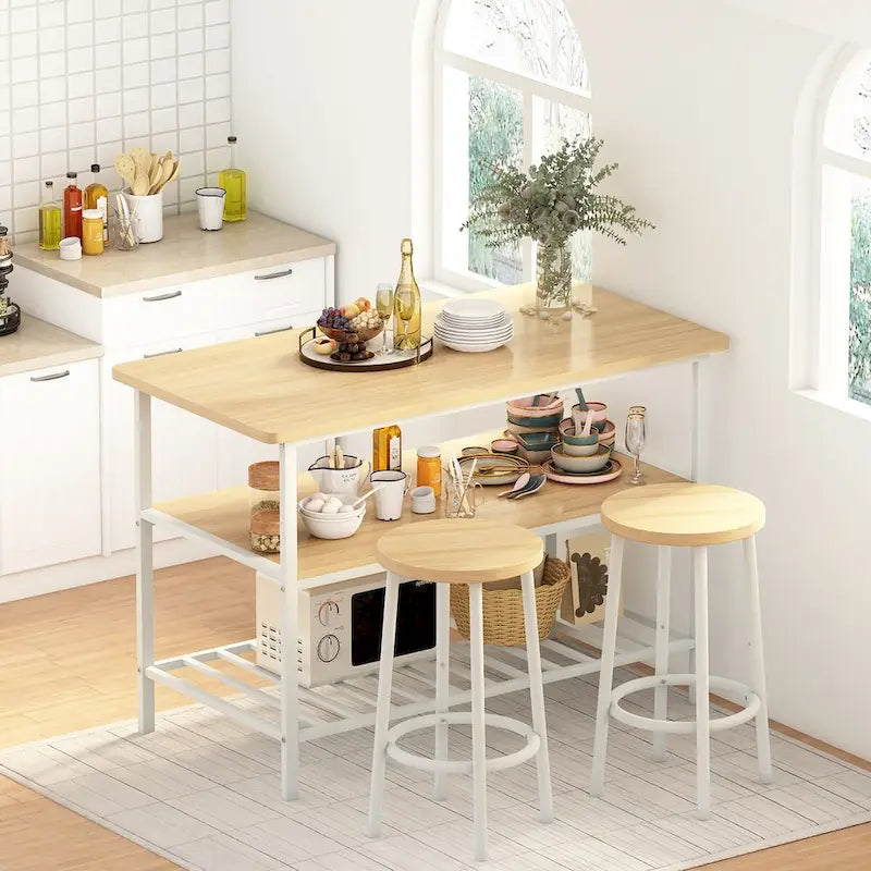 Îlot de cuisine avec deux tabourets de bar et des étagères ouvertes.