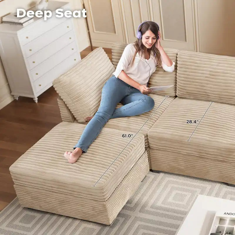 Long canapé d'intérieur épais et profond avec repose-pieds