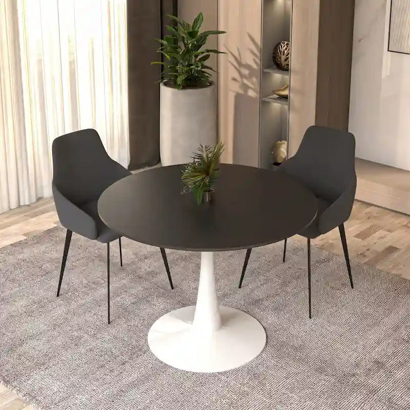 Cette table à manger ronde peut accueillir quatre personnes et dispose d'un plateau en bois MDF et d'une base en acier blanc, la rendant adaptée aux cuisines comme aux salles à manger.