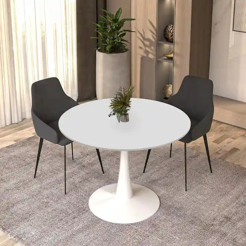 Cette table à manger ronde peut accueillir quatre personnes et dispose d'un plateau en bois MDF et d'une base en acier blanc, la rendant adaptée aux cuisines comme aux salles à manger.