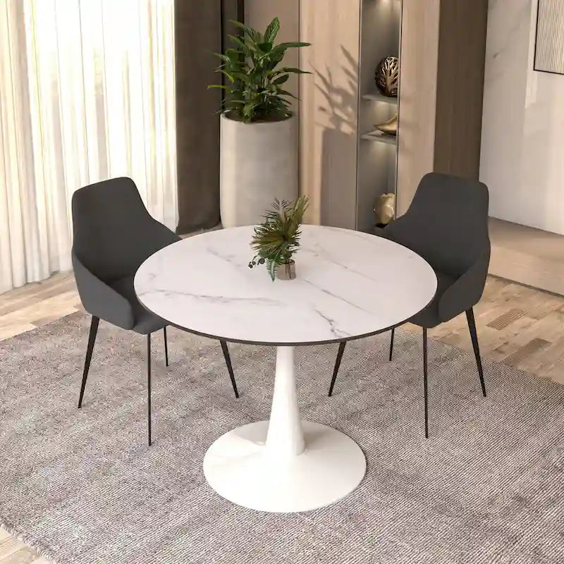 Cette table à manger ronde peut accueillir quatre personnes et dispose d'un plateau en bois MDF et d'une base en acier blanc, la rendant adaptée aux cuisines comme aux salles à manger.