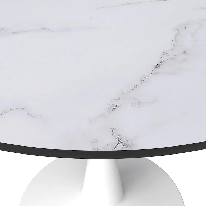 Cette table à manger ronde peut accueillir quatre personnes et dispose d'un plateau en bois MDF et d'une base en acier blanc, la rendant adaptée aux cuisines comme aux salles à manger.